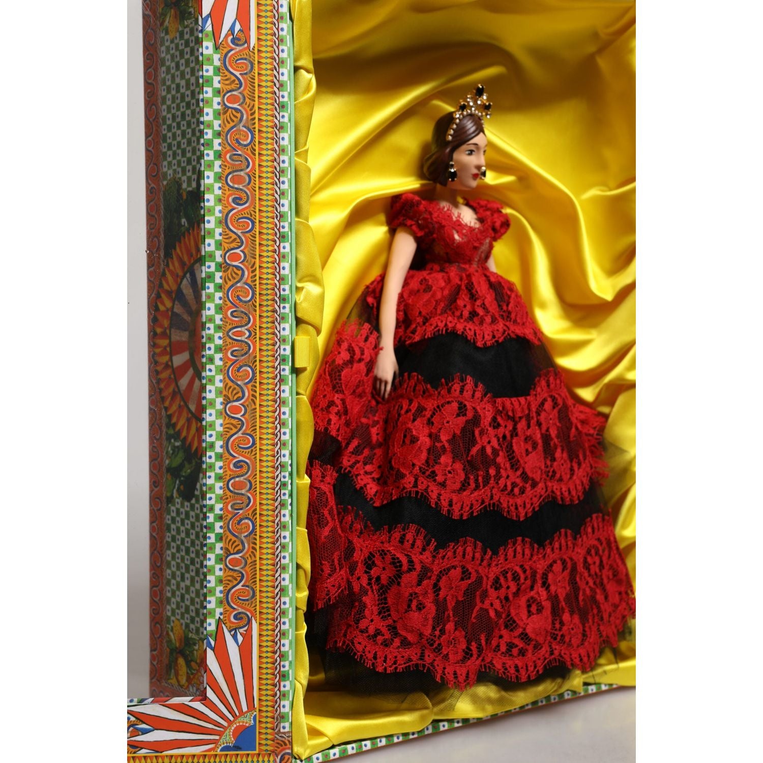 Front view with bag zipped and handles upright.