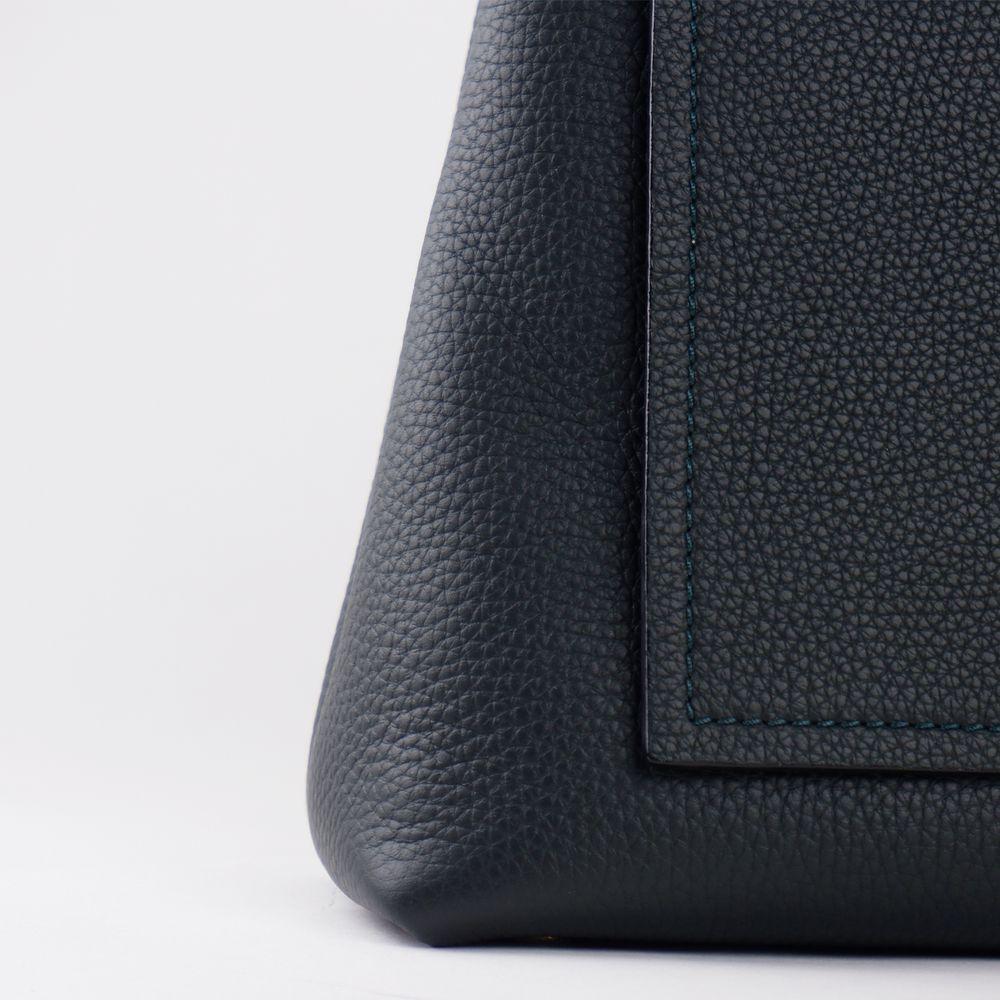 Front view with bag zipped and handles upright.