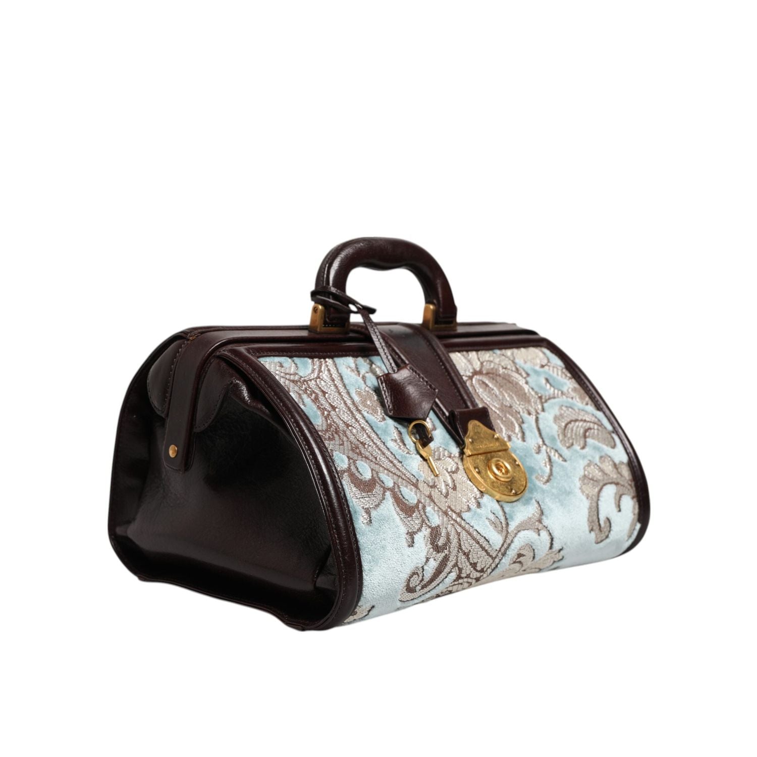 Front view with bag zipped and handles upright.