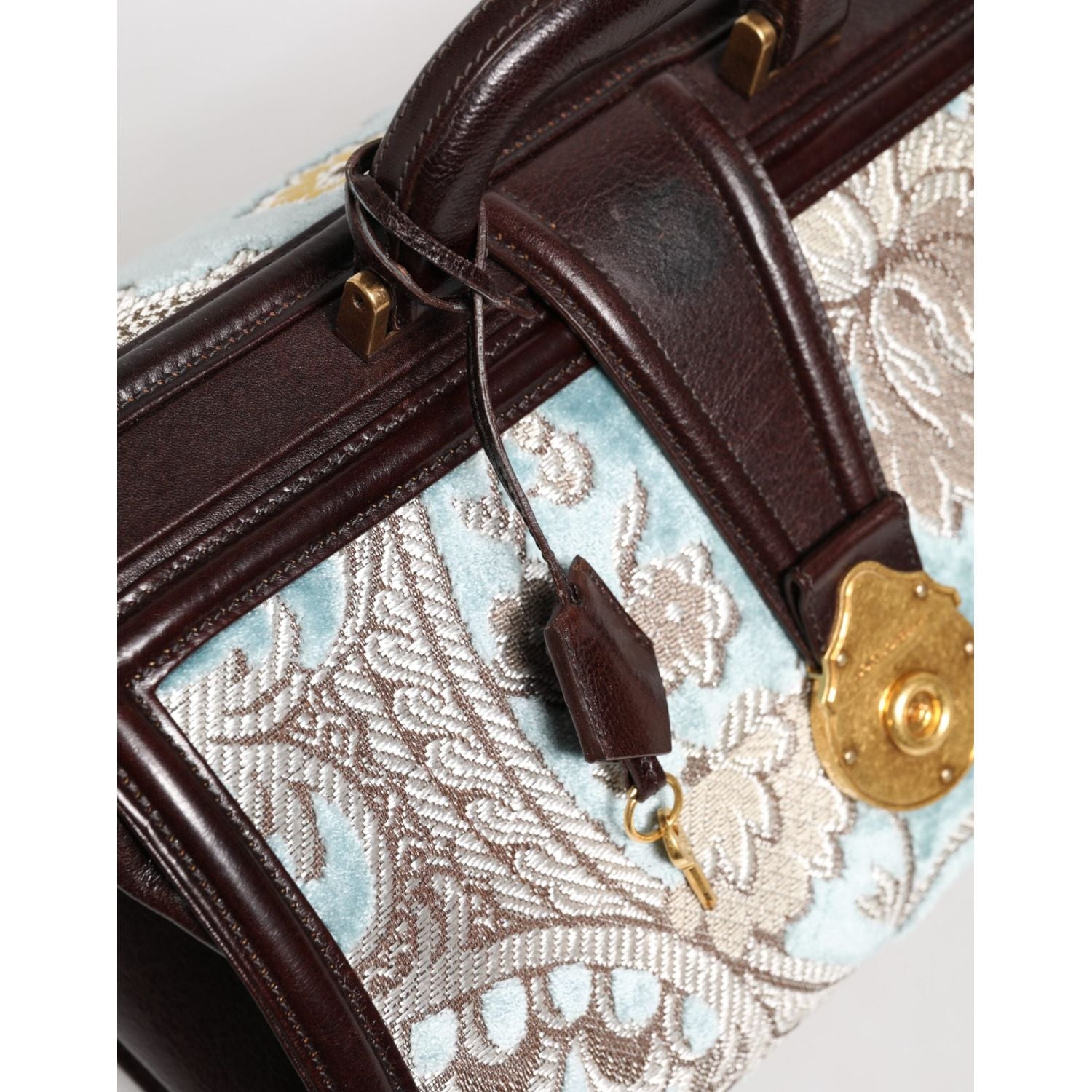 Front view with bag zipped and handles upright.
